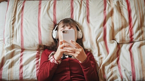 Australia Bars Children Under 16 from Social Media