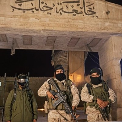 Syrian Rebels Advance into Central Aleppo Amid Military Withdrawal