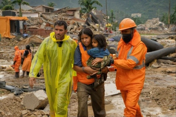 کیرالہ میں المیہ: لینڈ سلائیڈز سے 24 افراد ہلاک، سیکڑوں پھنس گئے