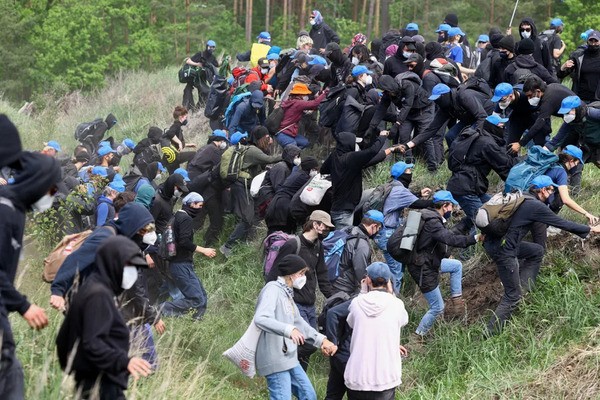 مظاہرین جرمنی کی ٹیسلا فیکٹری میں توڑ پھوڑ کرنے کی کوشش