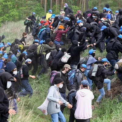 مظاہرین جرمنی کی ٹیسلا فیکٹری میں توڑ پھوڑ کرنے کی کوشش