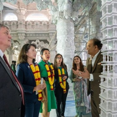 ہندوستان درجنوں سفارت کاروں کو یو اے ای میں مندر کے دورے پر لے گیا۔