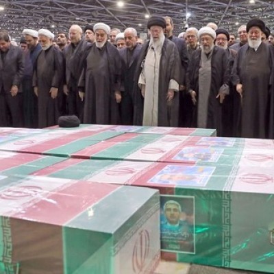 آیت اللہ خامنہ ای نماز کی امامت کر رہے ہیں جب لاکھوں سوگوار رئیسی کے جنازے کے لیے جمع ہیں۔